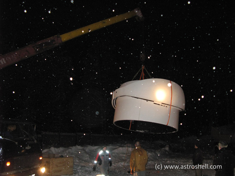 instalación cúpula loco en noche de invierno